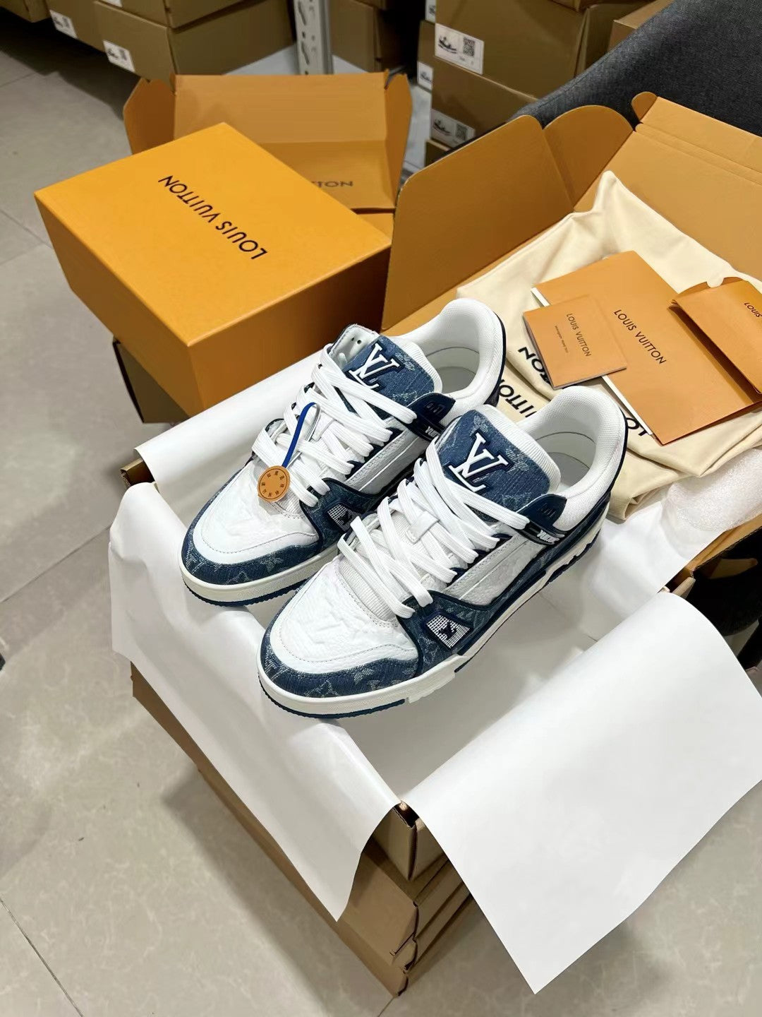 Louis Vuitton LV Trainer – Sneakers in Pelle Bianca e Denim Monogram Blu