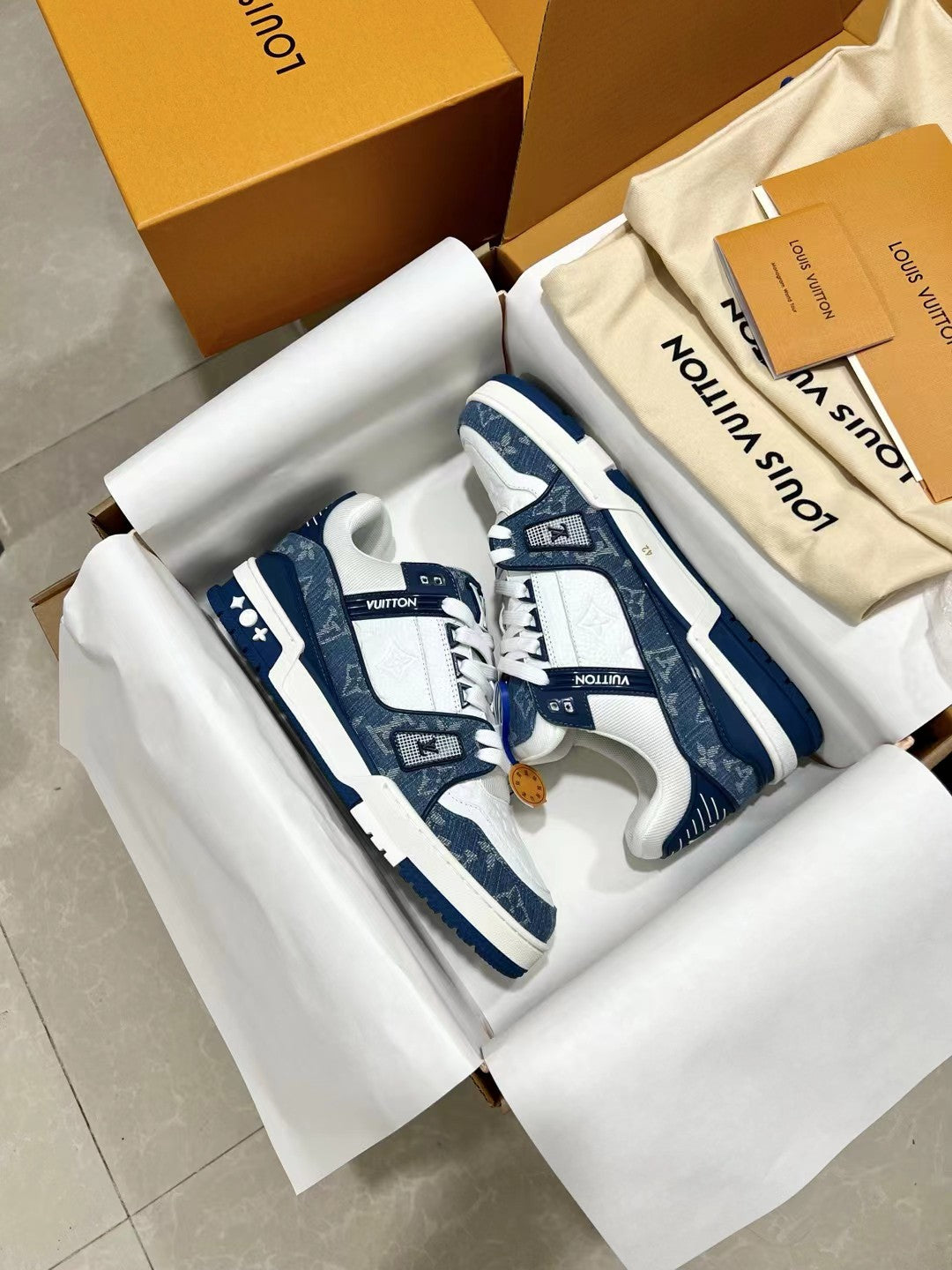 Louis Vuitton LV Trainer – Sneakers in Pelle Bianca e Denim Monogram Blu