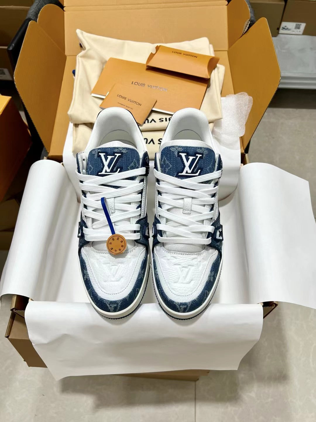 Louis Vuitton LV Trainer – Sneakers in Pelle Bianca e Denim Monogram Blu