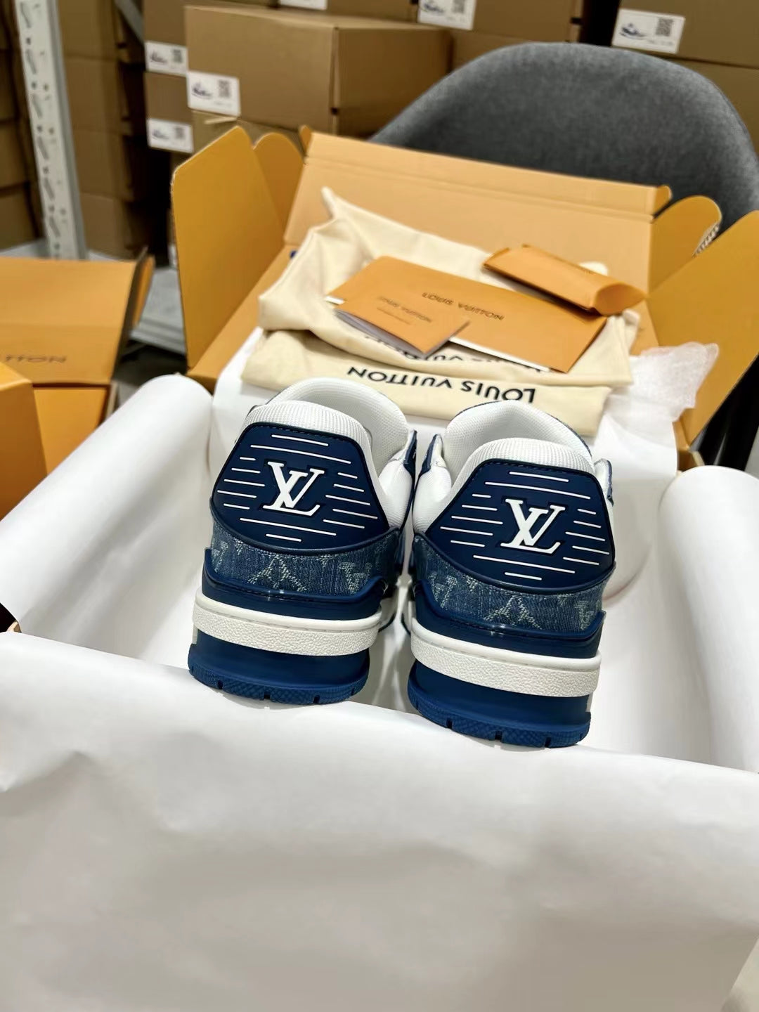 Louis Vuitton LV Trainer – Sneakers in Pelle Bianca e Denim Monogram Blu