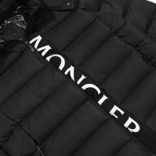 Piumino Moncler – Giacca Imbottita con Logo Verticale "Moncler" Bold