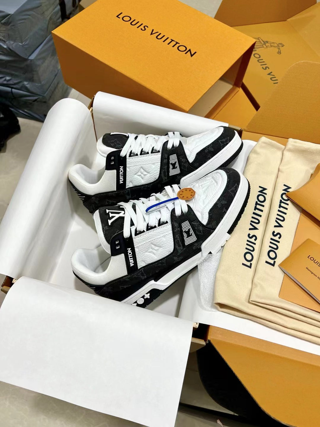 Louis Vuitton LV Trainer – Sneakers in Denim Monogram Bianco e Nero