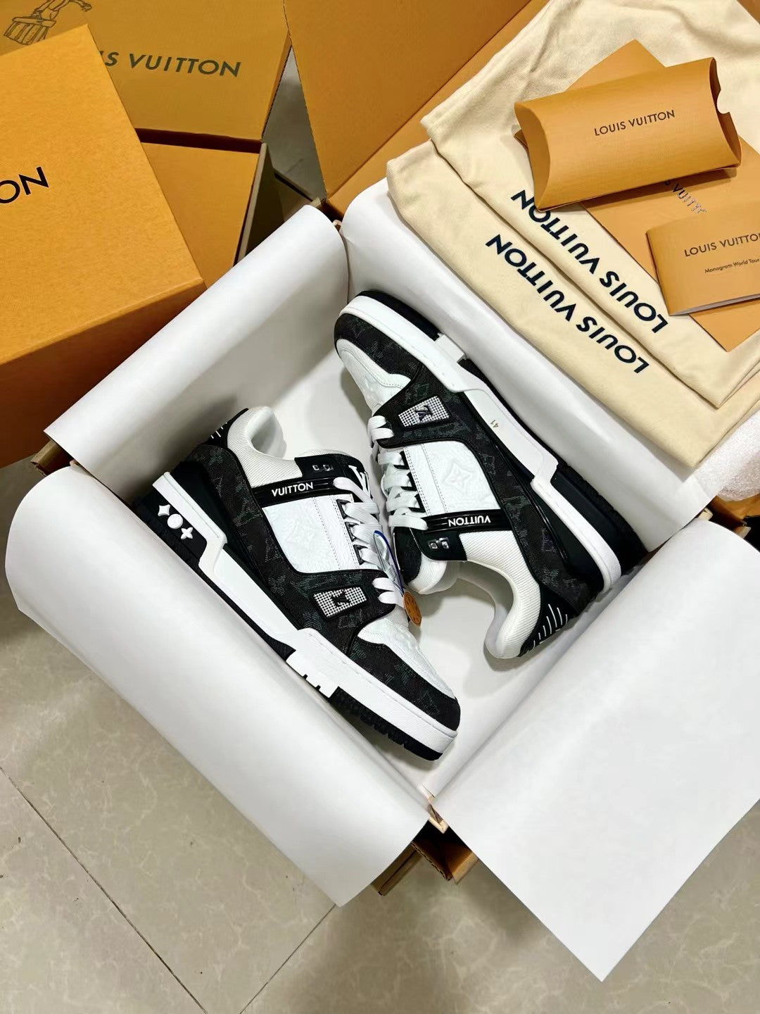 Louis Vuitton LV Trainer – Sneakers in Denim Monogram Bianco e Nero