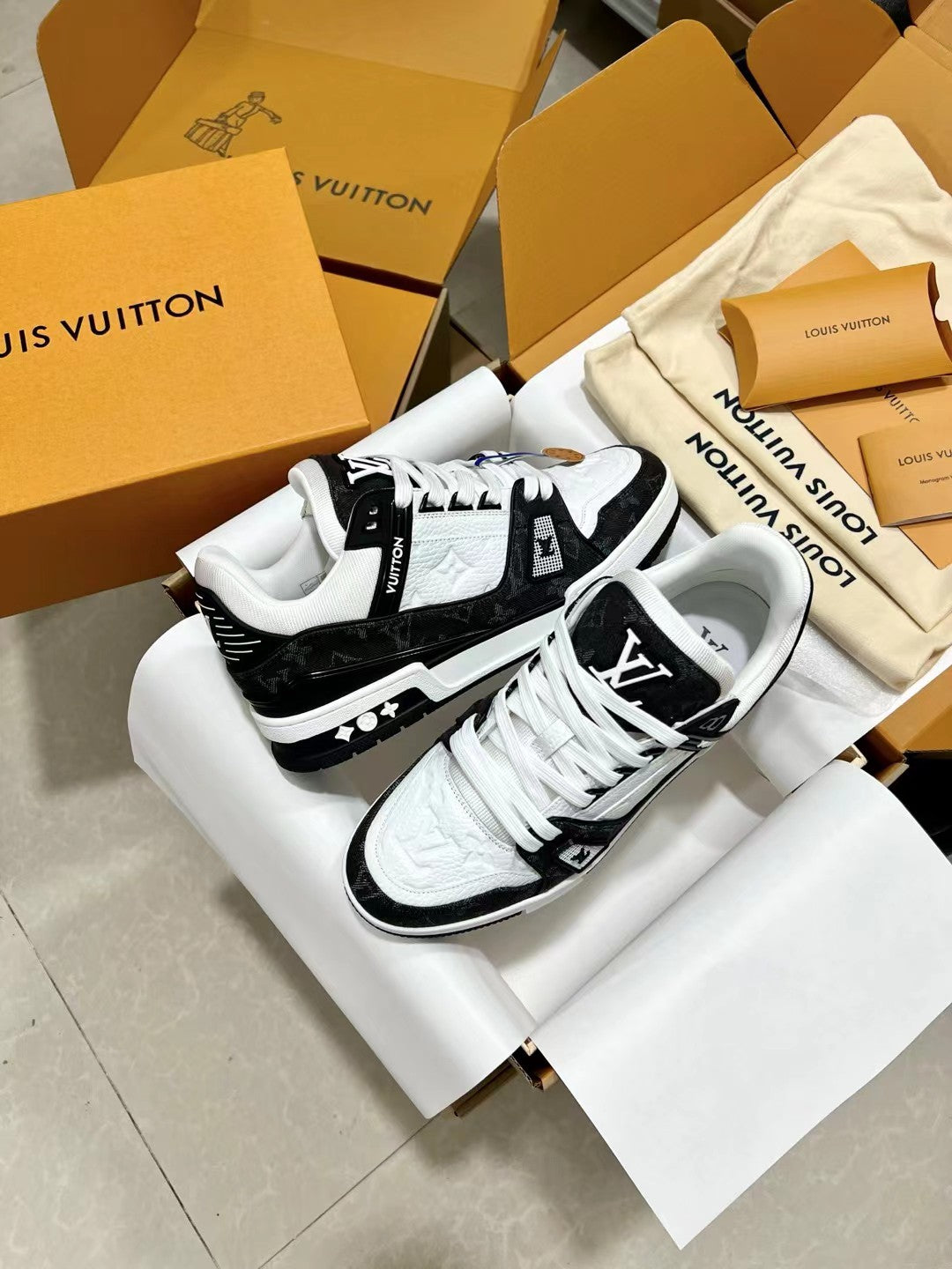 Louis Vuitton LV Trainer – Sneakers in Denim Monogram Bianco e Nero