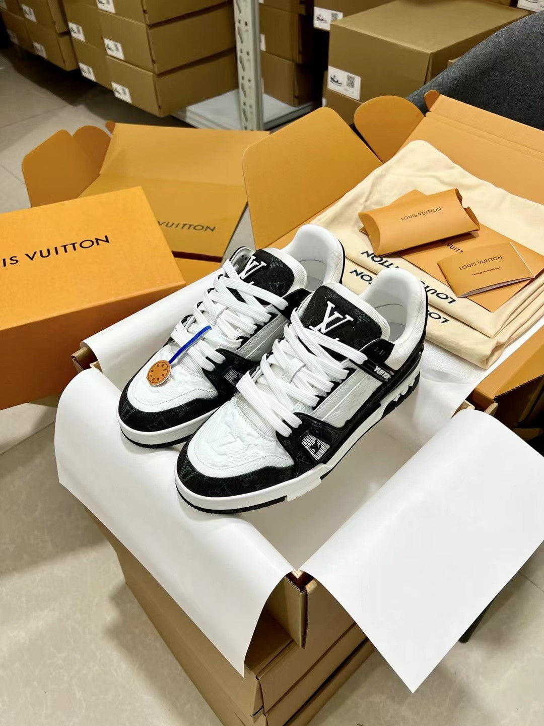 Louis Vuitton LV Trainer – Sneakers in Denim Monogram Bianco e Nero