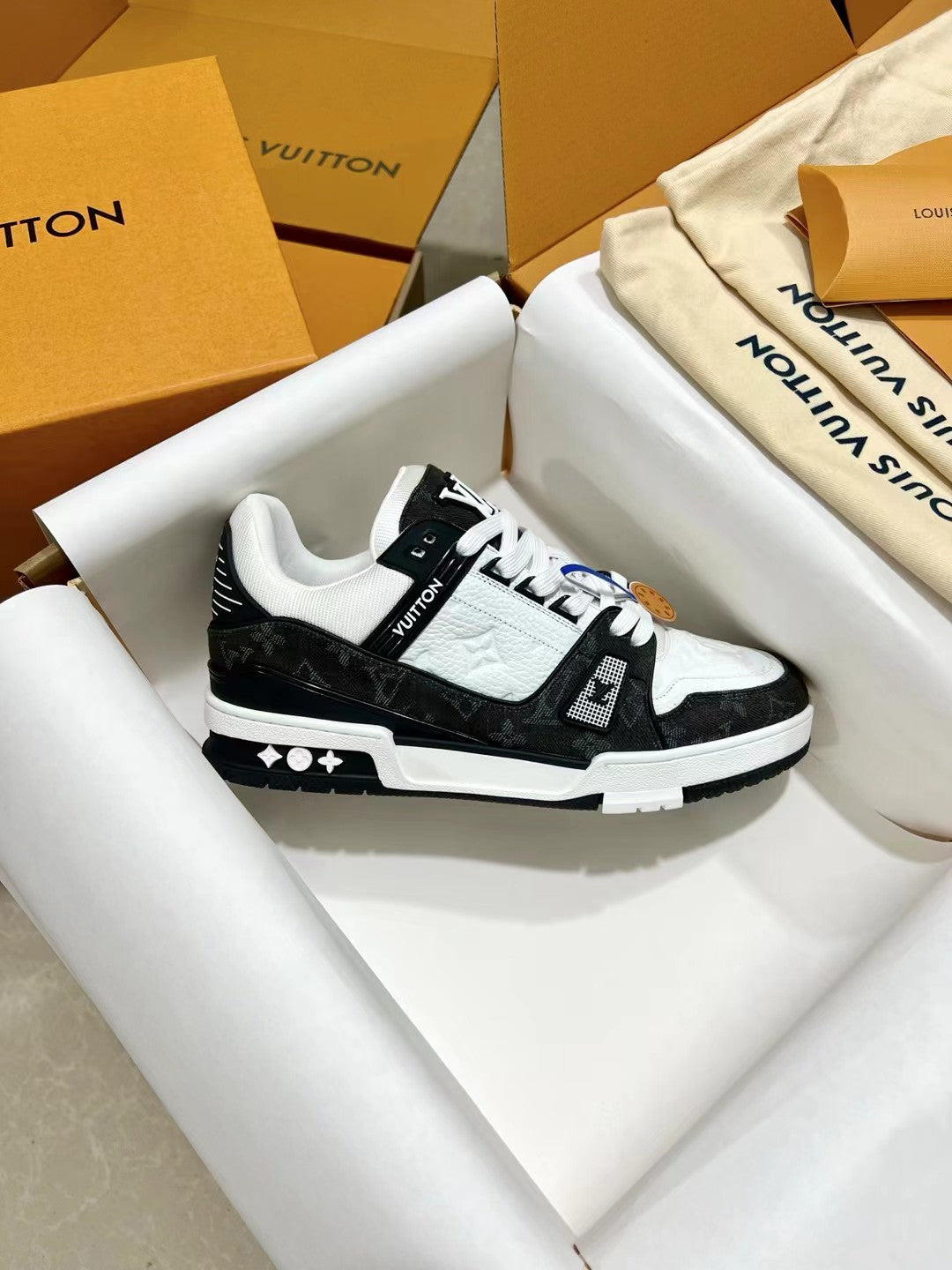Louis Vuitton LV Trainer – Sneakers in Denim Monogram Bianco e Nero