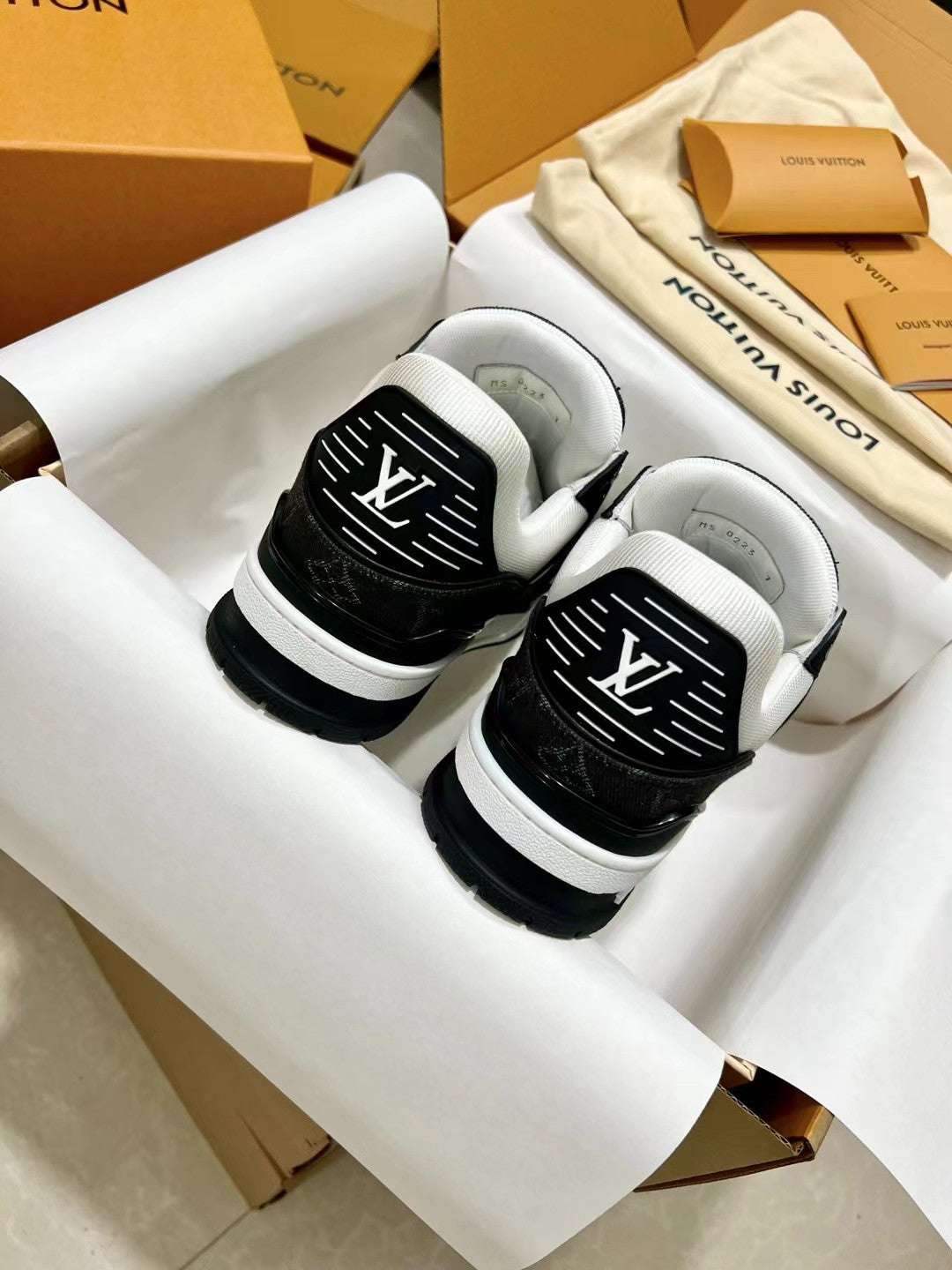 Louis Vuitton LV Trainer – Sneakers in Denim Monogram Bianco e Nero