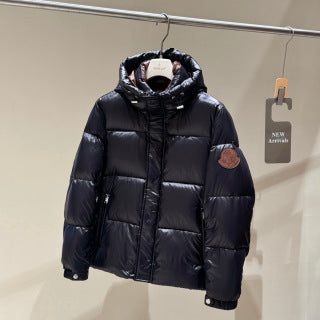 Moncler Maya 70 Special Edition – Piumino Iconico in Nylon Laqué Nero