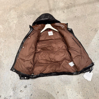 Moncler Maya 70 Special Edition – Piumino Iconico in Nylon Laqué Nero