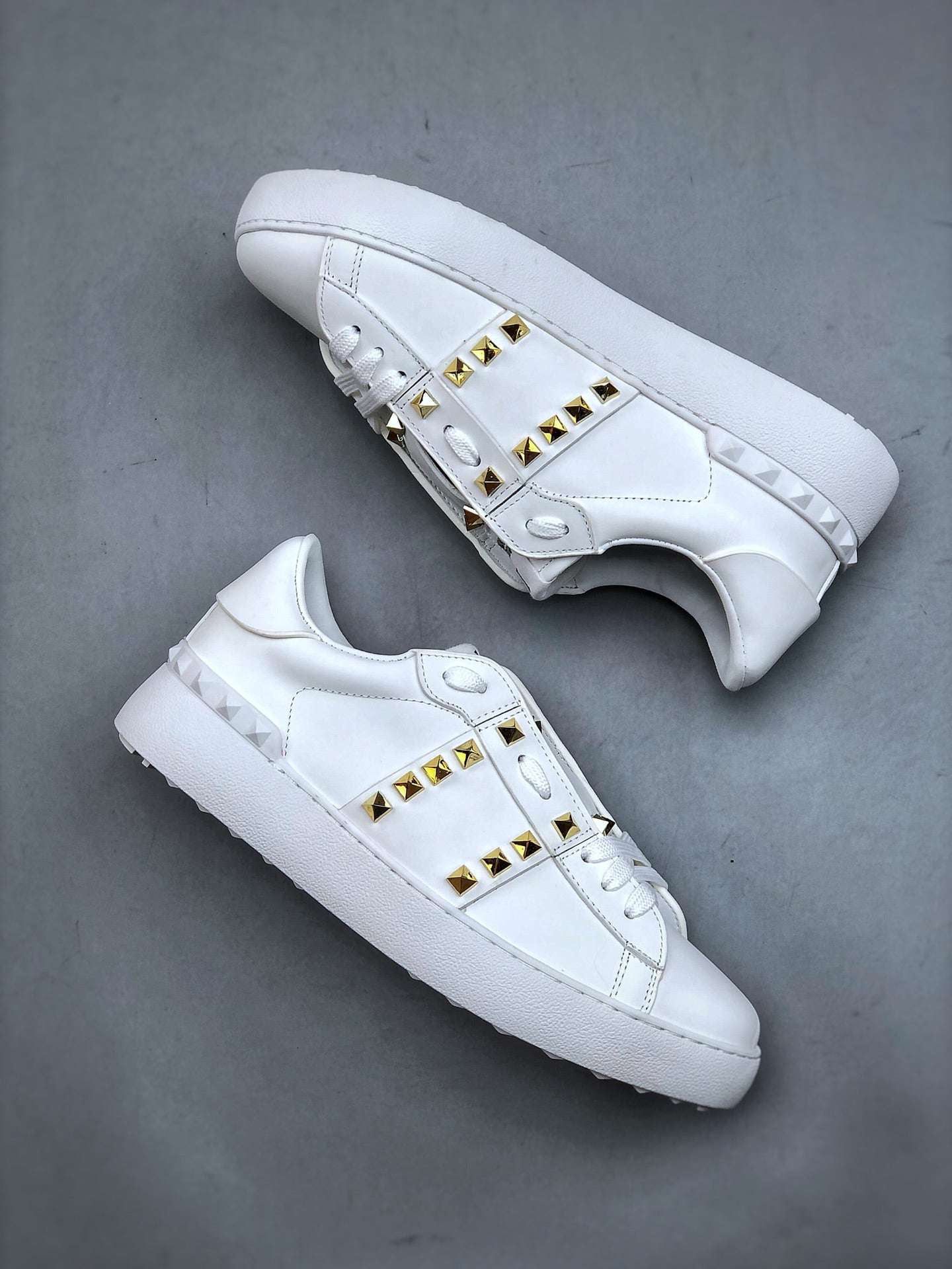 Valentino Garavani Open – Sneakers in Pelle Bianca con Borchie Dorate