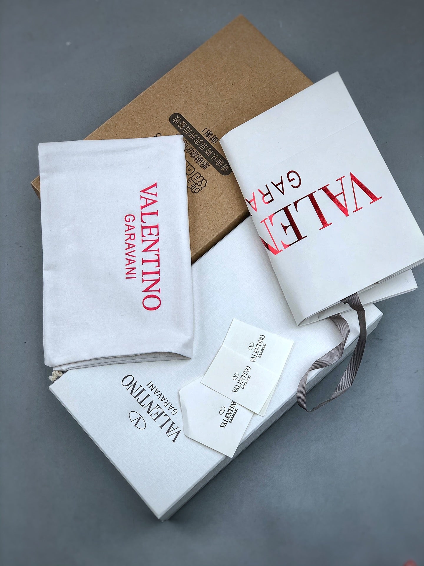 Valentino Garavani Open – Sneakers in Pelle Bianca con Borchie Dorate