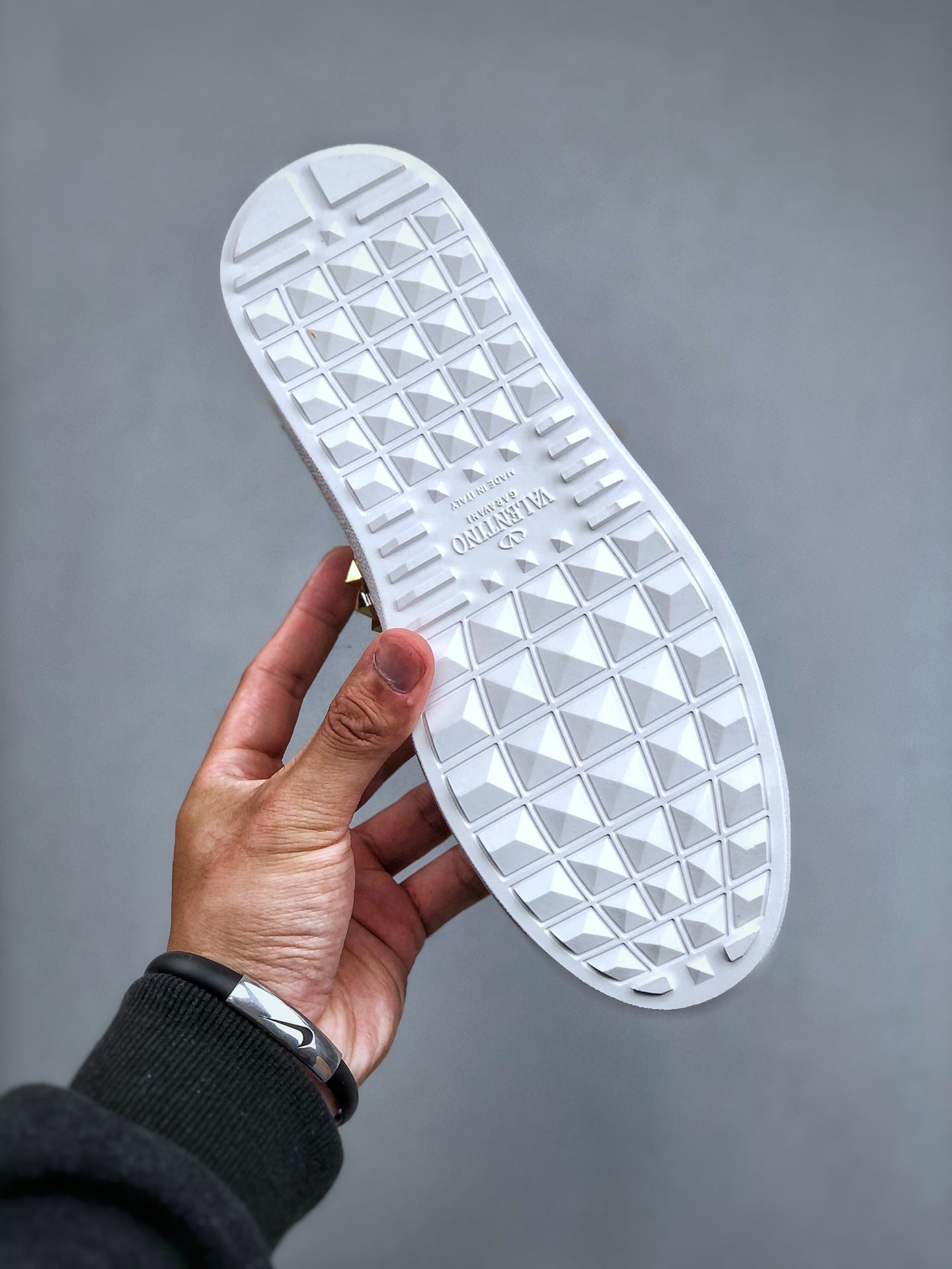 Valentino Garavani Open – Sneakers in Pelle Bianca con Borchie Dorate