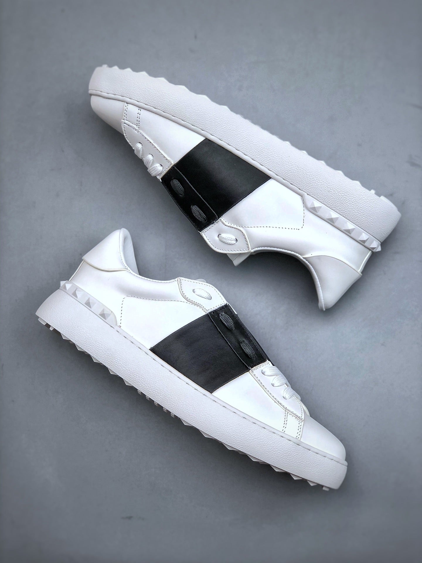 Valentino Garavani Open – Sneakers in Pelle Bianca con Fascia Nera