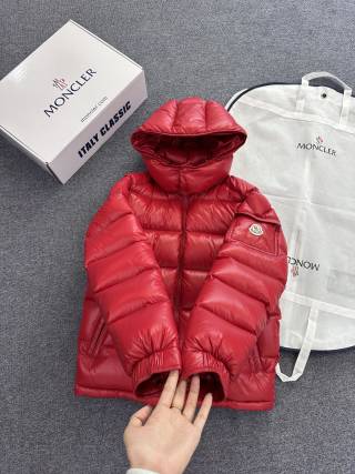 Piumino Moncler Maya – Giacca Imbottita in Nylon Laqué Rosso
