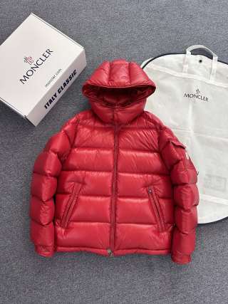 Piumino Moncler Maya – Giacca Imbottita in Nylon Laqué Rosso