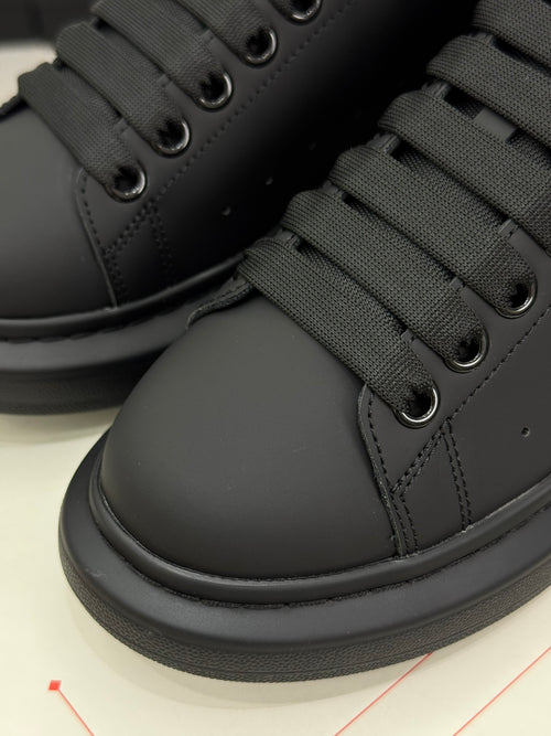Alexander McQueen Oversized – Sneakers in Pelle Total Black