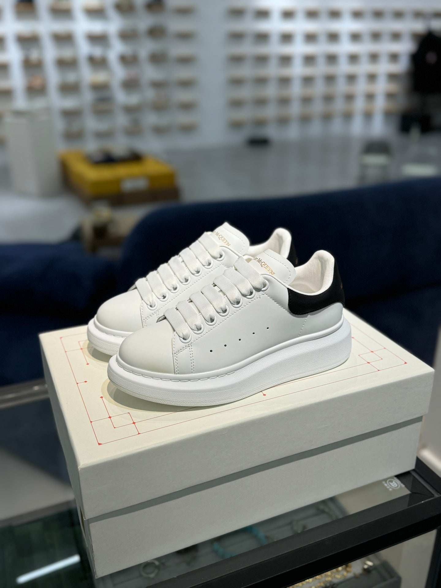 Alexander McQueen Oversized – Sneakers in Pelle Bianca e Suede Nero