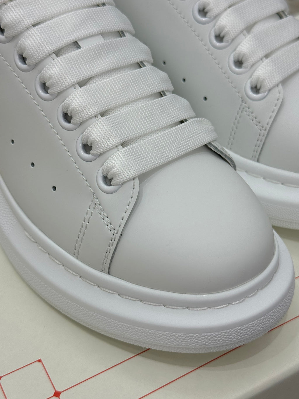 Alexander McQueen Oversized – Sneakers in Pelle Bianca e Suede Nero