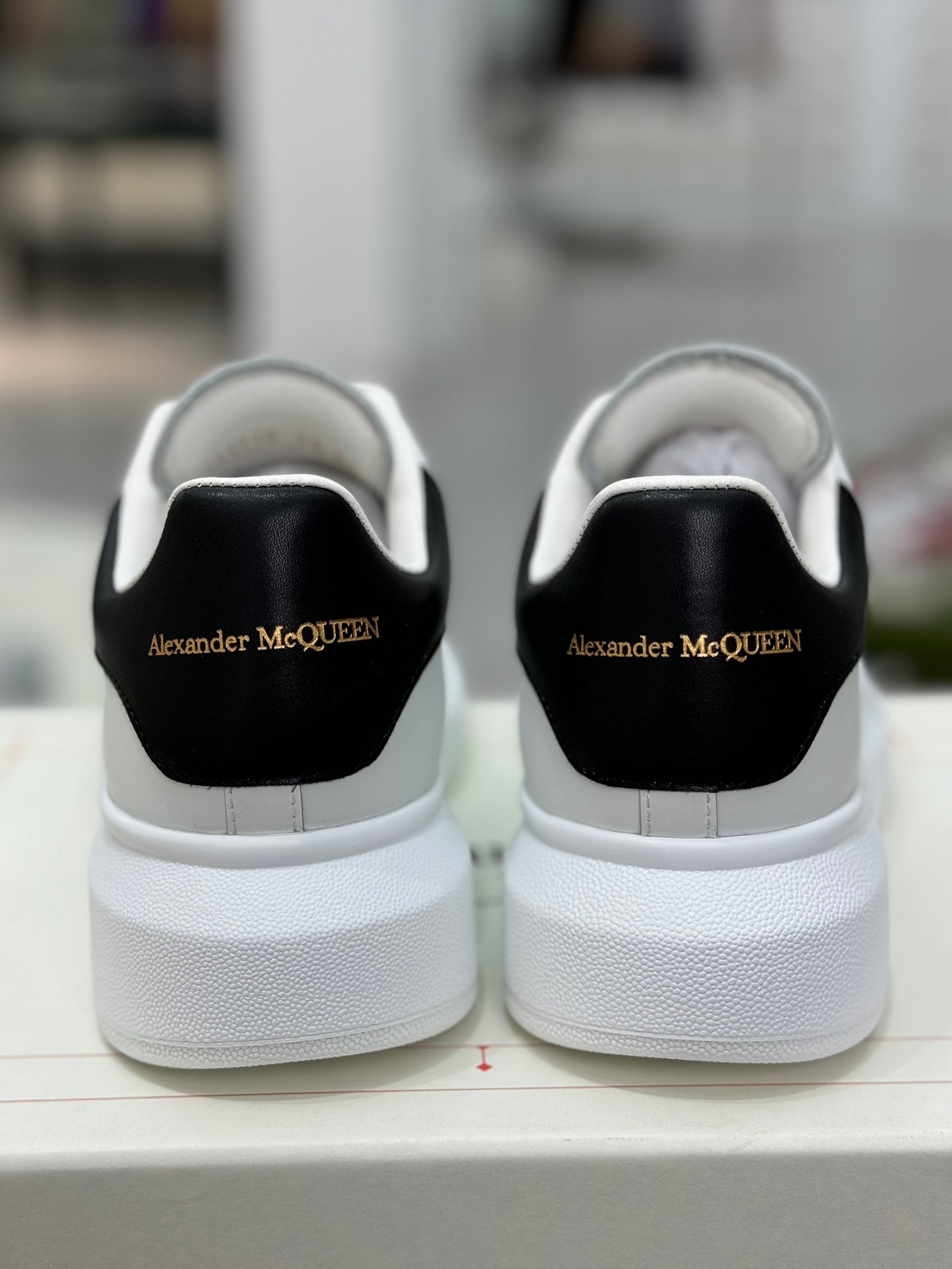Alexander McQueen Oversized – Sneakers in Pelle Bianca e Suede Nero