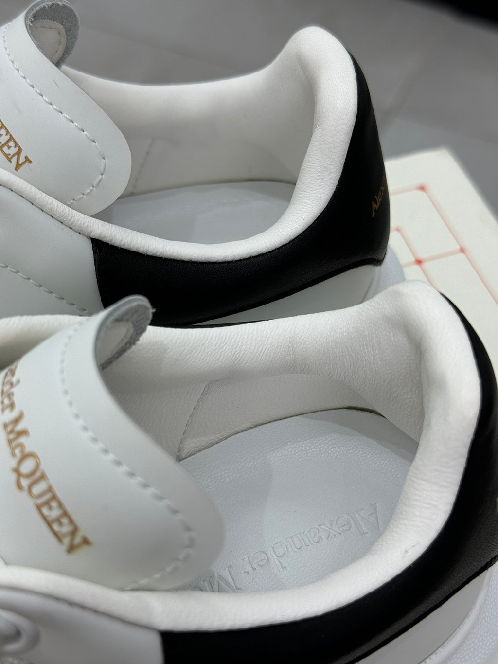 Alexander McQueen Oversized – Sneakers in Pelle Bianca e Suede Nero