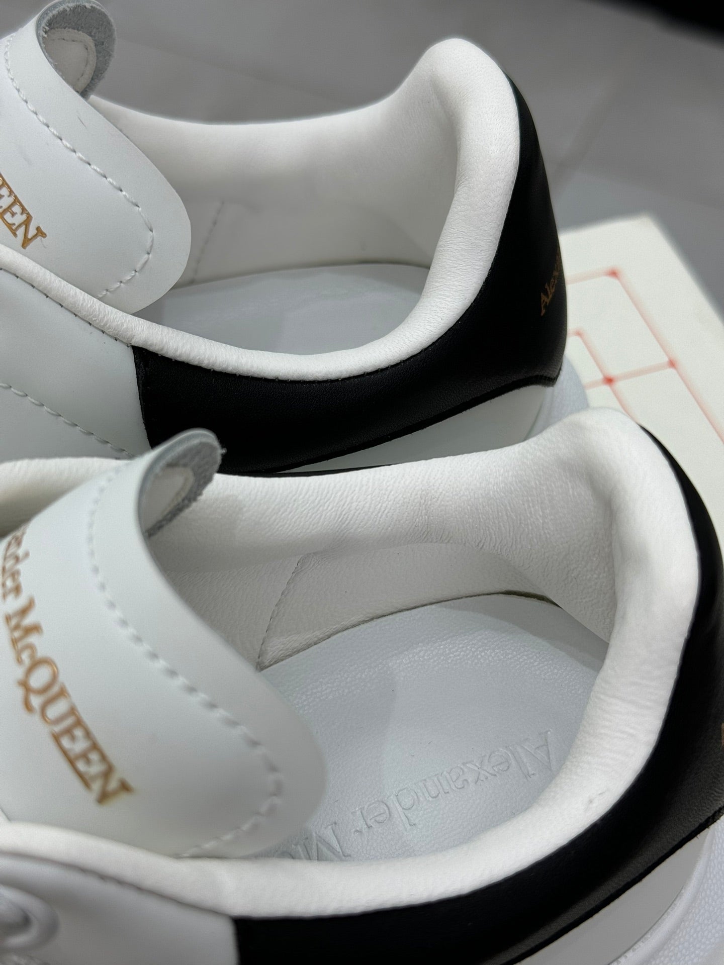 Alexander McQueen Oversized – Sneakers in Pelle Bianca e Suede Nero