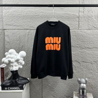 Felpa Miu Miu Girocollo – Logo "Miu Miu" Bold in Arancio e Nero