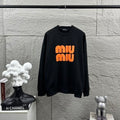 Felpa Miu Miu Girocollo – Logo "Miu Miu" Bold in Arancio e Nero