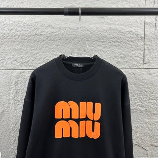 Felpa Miu Miu Girocollo – Logo "Miu Miu" Bold in Arancio e Nero