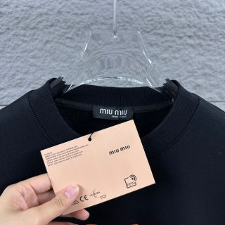 Felpa Miu Miu Girocollo – Logo "Miu Miu" Bold in Arancio e Nero