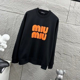 Felpa Miu Miu Girocollo – Logo "Miu Miu" Bold in Arancio e Nero