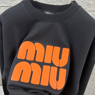 Felpa Miu Miu Girocollo – Logo "Miu Miu" Bold in Arancio e Nero