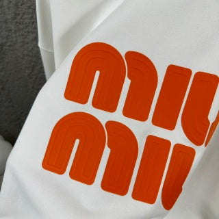 Felpa Miu Miu Girocollo – Logo "Miu Miu" Bold in Arancio e Bianco