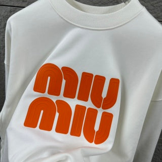 Felpa Miu Miu Girocollo – Logo "Miu Miu" Bold in Arancio e Bianco